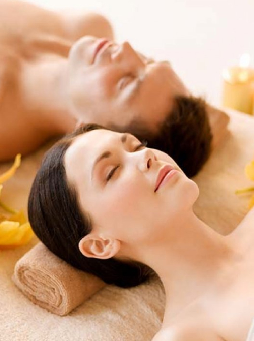 Consiste en una sesión de masaje relajante en pareja, que permitirá que todas las cargas de tensión y estrés salgan de tu cuerpo. Esta experiencia la vivirás entre velas, aromas esenciales, terapia musical, para un completo y absoluto relax.

Precio por pareja